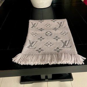 Authentic NWOT Louis Vuitton Grey/Silver Logomania Scarf